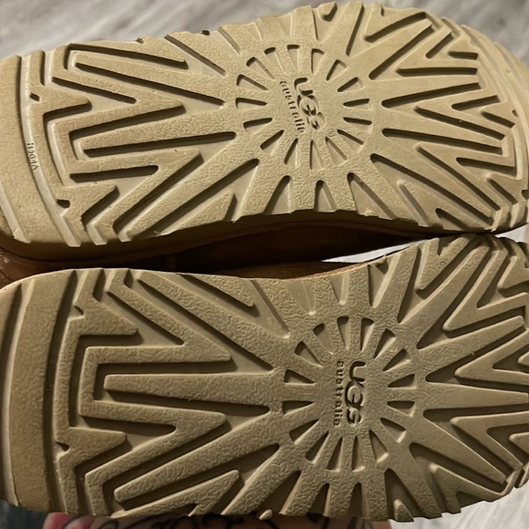 Womens UGG Bailey Button II Boots Size 5 Tan - Picture 6 of 6